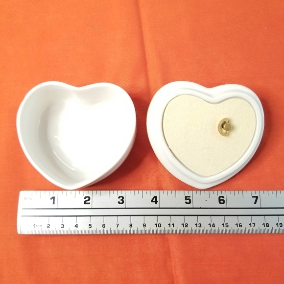 Heritage House Heart 3D Floral Fine Porcelain Music Box Trinket - Picture 9 of 12